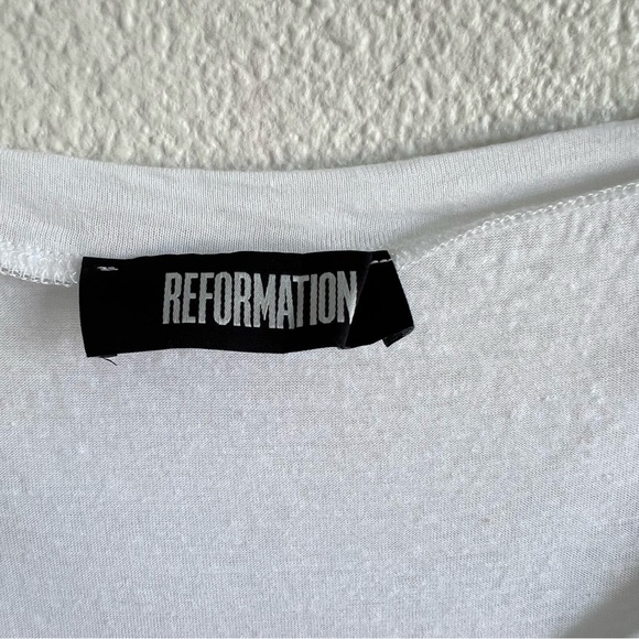 Reformation Women’s White Loose Fit V-Neck T-Shirt - Picture 6 of 13